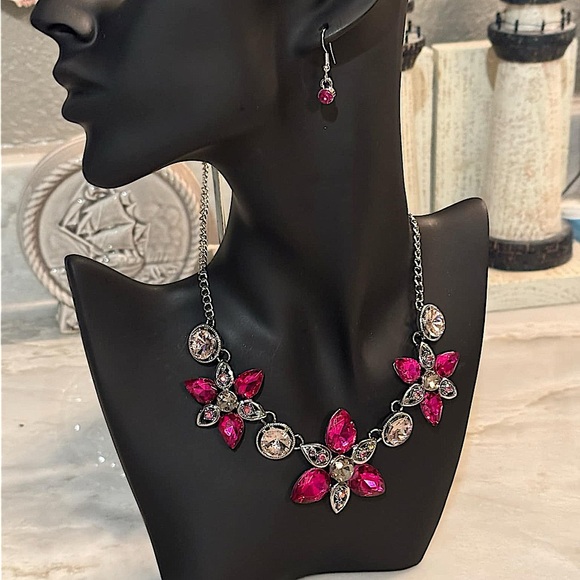 Elegant Pink and Silver Floral Necklace & earring set NWT - Picture 1 of 3
